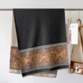 Sciarpa scialle con frange colorblock invernale grigio scuro e beige, calda imitazione cashmere. - Grigio scuro