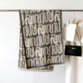 Sciarpa imitazione cashmere con stampa a blocchi di colore retrò, variante scialle. - Grigio