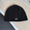 Detailaufnahme einer schwarzen Strickmütze mit stilvollem Stickereitext für den kalten Winter. - M (56-59cm) / Schwarz