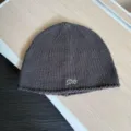 Dunkelgraue Strickmütze Detailaufnahme, mit gesticktem D13 Buchstaben für kalte Tage. - M (56-59cm) / Grau