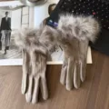 Detailweergave van warme dames handschoenen van faux suede met pluche bontborden en touch. - Eén maat / Mocha