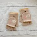 Detail van pluche converteerbare handschoenen met halve vingers en leuk muzieknootmotief. - One Size (Dames) / Khaki