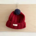 Bonnet tricoté rouge pour enfants avec pompon hiver chaud bonnet détail de près - Taille Unique (50-52cm) / Bordeaux