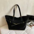 Grote zwarte tote tas met matte textuur en contrasterende stiksels voor dames. - Zwart / Eén maat