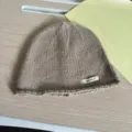 Detailansicht der gestrickten Beanie Mütze mit feiner Textur im lässigen Khaki Design. - M (56-58cm) / Khaki