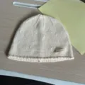 Beigefarbene Strickmütze Detailansicht, stilvolle casual Winter warme Strickmütze Damen. - M (56-58cm) / Milchweiß