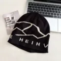 Schwarze Strickmütze Beanie mit abstrakter Berggrafik und Buchstaben, warm und stylisch. - Einheitsgröße / Schwarz