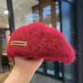 Rote flauschige Beret Mütze für Damen, stylischer Woll-Winter-Wärme-Malerhut mit Lederetikett. - Einheitsgröße (56-58cm) / Rot