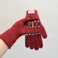 Rood gebreid handschoen-detail met klassiek wintersneeuwvlokkenpatroon en merklabel. - One Size (Dames) / Kerstrood