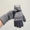 Grijze gebreide winter touch screen handschoenen met noords sneeuwvlokkenpatroon en ribboord. - One Size (Dames) / Grijs