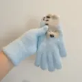 Detail van lichtblauwe warme gebreide touchscreen handschoenen met schattig kattenmotief. - Eén maat / Hemelsblauw