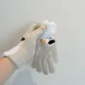 Detail van het schattige kattenontwerp van de warme winter gebreide handschoenen. - Eén maat / Beige