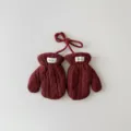 Détail de gants d'hiver pour enfants en tricot avec cou, moufles rouges épaisses dehors. - Taille unique / Rouge