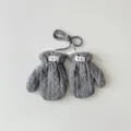 Détail de mitoufles tricotées gris pour bébé, gants hiver fourrés peluche avec cordon. - Taille unique / Gris