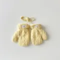 Vue détaillée de mitaines tricotées pour bébé en jaune avec cordon et doublure douce. - Taille unique / Jaune