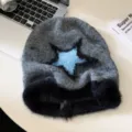 Grijs-zwarte pluizige gebreide muts met blauw sterrenpatroon, warme winter muts voor dames. - M (56-60cm) / Grijs