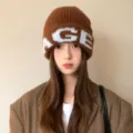 Bonnet en tricot pelucheux marron pour femmes, bonnet d'hiver chaud avec lettres, coiffe élégante. - Taille unique / Café