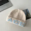Bonnet en tricot moelleux beige avec lettres AGE bleues, bonnet d'hiver chaud et doux. - Taille unique / Blanc Cassé