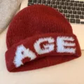 Bonnet tricoté duveteux rouge avec des lettres AGE bleu clair, bonnet chaud d'hiver femme. - Taille unique / Bordeaux