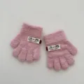 Vue de détail de gants pour enfants tricotés roses à cinq doigts avec joli badge chat. - Taille Unique 1-3 Ans / Rose rouge