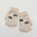 Gros plan détaillé de gants tricotés pour enfants avec des motifs de voitures mignonnes. - 3-5 Ans Taille Unique / Beige