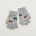 Vue detaillee de gants pour enfants gris avec motif de petites voitures. - 3-5 Ans Taille Unique / Gris