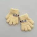Gros plan du joli patch chat sur les gants tricotés duveteux pour enfants. - Taille Unique 1-3 Ans / Jaune d'œuf