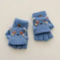 Gros plan détail de gants tricotés mignons de dessin animé demi-doigts, gants chauds d'hiver. - Taille Unique pour 6-10 Ans / Bleu foncé