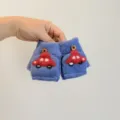 Mignons mitons de bébé en polaire bleue avec un design de voiture rouge, gants d'hiver chauds. - Taille Unique (Recommandé 0-3 Ans) / Bleu foncé