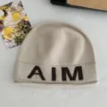 Gemütliche beige Strickmütze für den Winter, stilvolle Wollmütze mit Buchstaben. - Gebrochenes Weiß