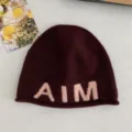 Dunkelrote Strickmütze für Damen und Herren, weiche warme Winter Mütze mit rosa AIM Buchstaben. - Burgunderrot