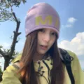Lila Strickmütze im koreanischen Stil mit gelbem Buchstaben, weiche warme Winter Mütze Damen. - Lila