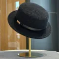 Britischer Stil schwarzer flacher Wollfilzhut mit Lederriemen Variante, elegante warme Wintermütze - Einstellbar (56-58cm) / Schwarz