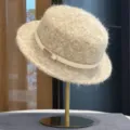 Britischer Stil beige Wolle breite Krempe flacher Fedora Hut mit elegantem Gürtel Metalldetail. - Einstellbar (56-58cm) / Mokka