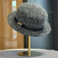 Eleganter grauer Wollfedora-Hut für Damen mit schwarzem Lederband und goldenem Metalldetail. - Einstellbar (56-58cm) / Grau