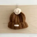 Bonnet en tricot à revers pompon uni automne hiver pour enfants, modèle marron chaud. - Taille Unique (50-52cm) / Brun Foncé