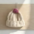 Bonnet en tricot mignon pour enfants avec pompon, chapeau d'hiver chaud et confortable. - Taille Unique (50-52cm) / Blanc Cassé