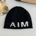 Schwarze Strickmütze Beanie mit weißen AIM Buchstaben, warme kuschelige Wintermütze. - Schwarz