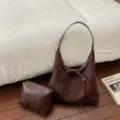 Donkerbruine suade hobo schoudertas met strik en tasje voor stijlvolle dames dagelijks. - koffiekleur