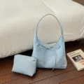 Lichtblauwe suède schoudertas detail met elegante strik en bijpassend klein tasje. - Blauw