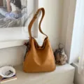 Casual suède schoudertas voor dames, grote slouchy shopper tas voor dagelijks woon-werkverkeer. - Met Hanger / Bruin