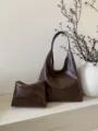 Bruine PU leer hobo schoudertas en etui detailweergave met gladde textuur en grote capaciteit. - koffiekleur