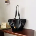 Retro oliewas lederen tote tas voor vrouwen, grote capaciteit schoudertas, stijlvolle casual emmertas. - Met Hanger / Zwart