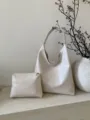 Crèmekleurige PU lederen slouchy schoudertas met bijpassend tasje, casual minimalistische tas. - Broken Wit