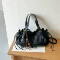 Zwarte shopper van kunstleder met plooien en trekkoord, grote schoudertas voor vrouwen. - Met Hanger / Zwart