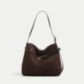Bruine suède schoudertas casual shopper handtas met chique riem gesp ontwerp voor dames. - koffiekleur