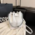 Witte emmertas met slangenprint en zilveren ketting, elegante schoudertas voor dames. - Eén maat / Wit