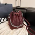 Bordeaux slangendruk bucket tas met zilveren ketting, elegante retro schoudertas vrouw. - Eén maat / Rood