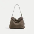 Bruine suède schoudertas met dunne band en metalen gesp, chique casual onderarm shopper. - Grijsbruin