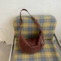 Vintage bruine suède schoudertas voor dames, chique geklonken hobo crossbody tas. - Eén maat / koffiekleur